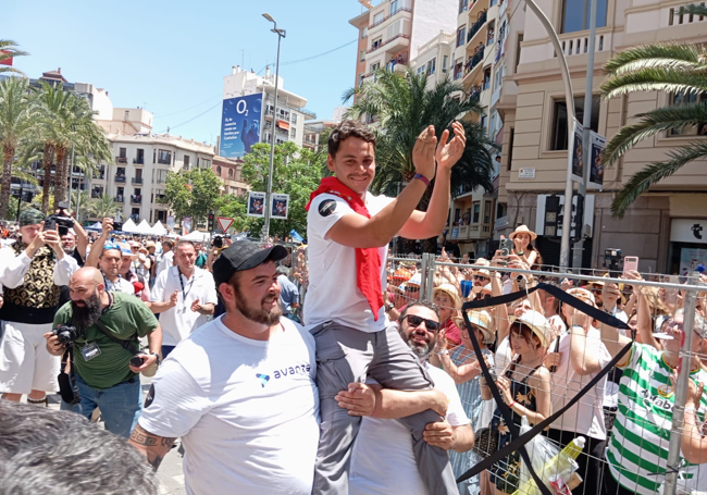 Adrián Sirvent sale a hombros por la plaza de los Luceros.