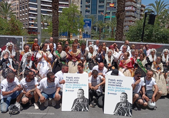 Equipo de Hermanos Sirvent con autoridades, belleas del foc e invitados.