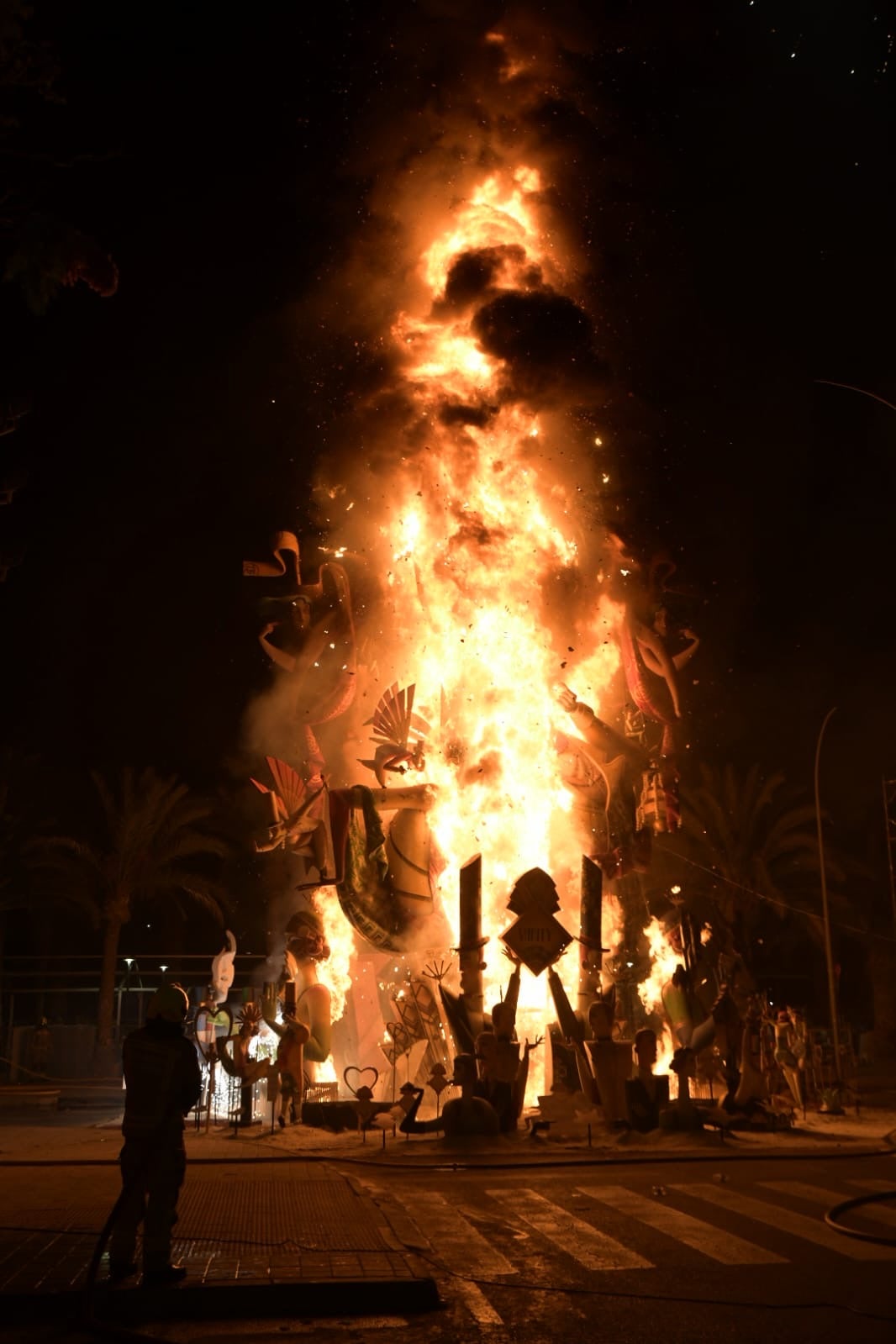 Cremà del primer premio de las Hogueras de Alicante: &#039;Vanity&#039; cae rendida al fuego del triunfo