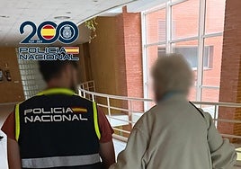 Un agente de la Policía Nacional junto a la víctima.