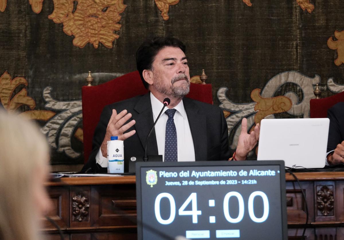 Luis Barcala, en un pleno del Ayuntamiento de Alicante.