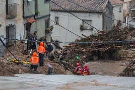 Los vecinos de Llombai observan la inundación