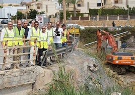 El presidente de la Generalitat, Carlos Mazón, con el resto de autoridades, en las obras de infraestructuras hídricas en la Vega Baja.
