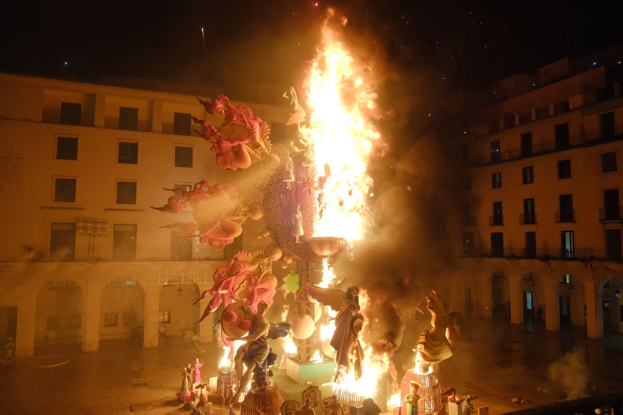Así ha sido la cremà de la hoguera oficial de Alicante 2025