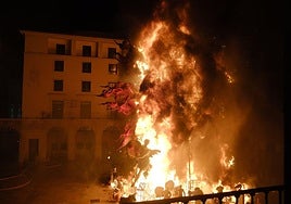 Así ha sido la cremà de la hoguera oficial de Alicante 2025
