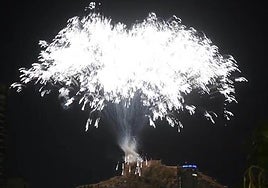 VÍDEO: La palmera que ilumina Alicante antes de quemar las Hogueras