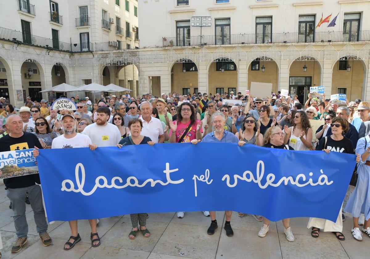 Protesta frente al Ayuntamiento de Alicante en favor del valenciano.