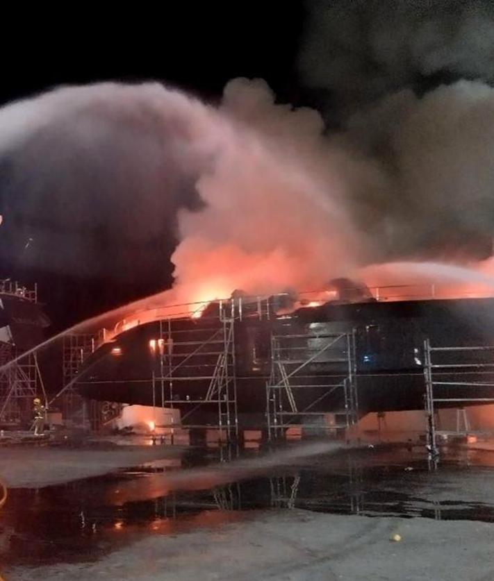 Imagen secundaria 2 - El incendio de un catamarán en el varadero del puerto de Dénia obliga a desalojar varios barcos