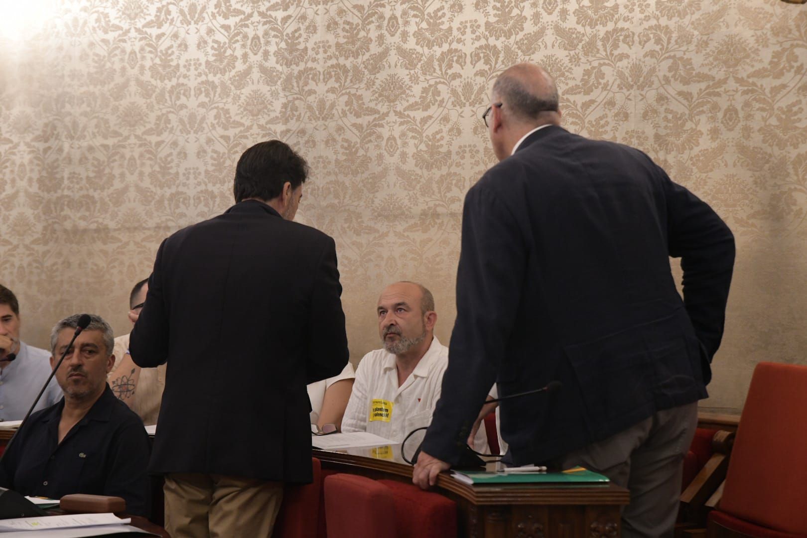 Mayor Luis Barcala speaks with the councillor, urging him to leave.