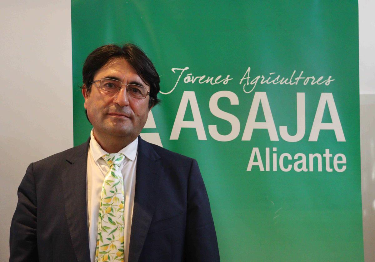 José Vicente Andreu pasa tras ser reelegido presidente de Asaja Alicante.