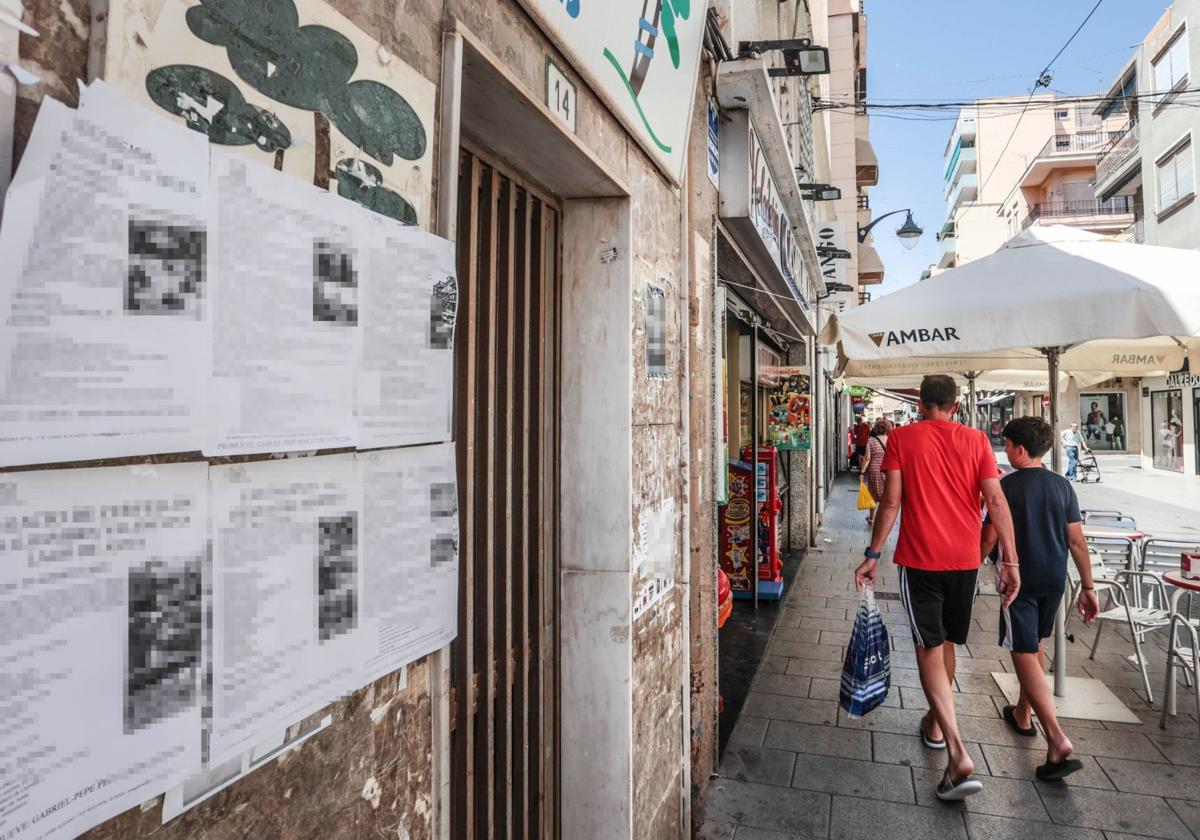 Carteles colocados en las calles del municipio que ha lanzado la ofensiva contra esta práctica ilegal.