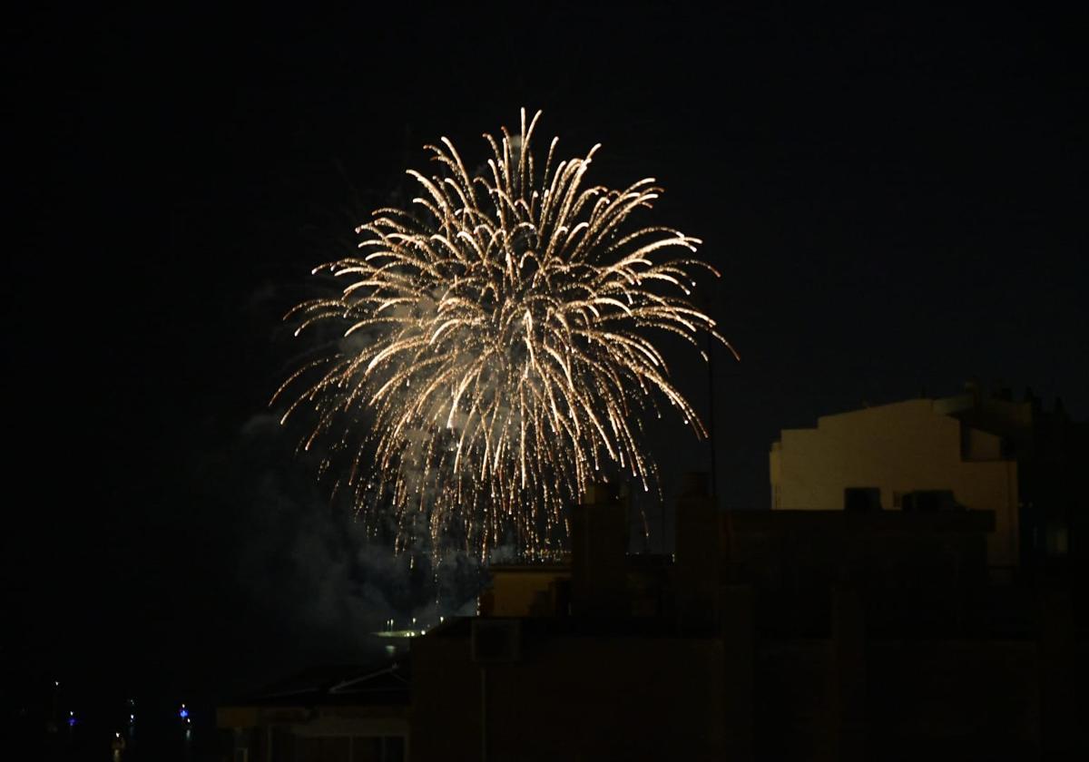 El cielo de Alicante se ilumina con la primera jornada de fuegos artificiales