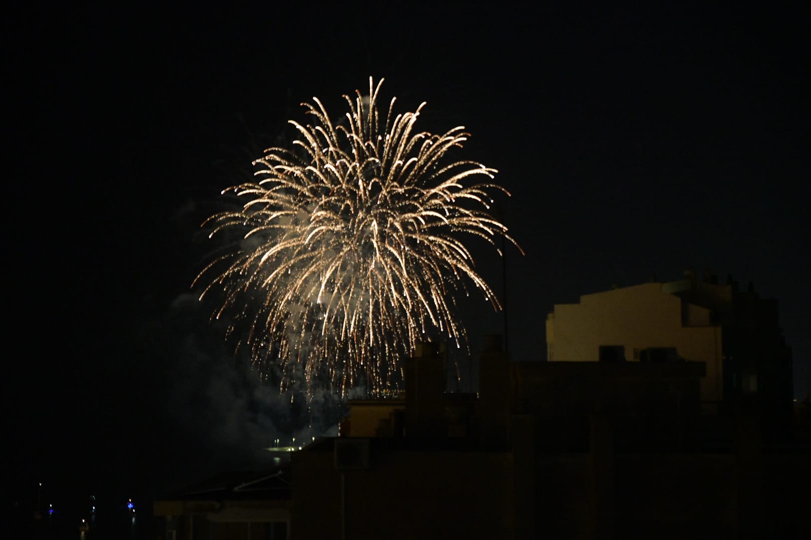 El cielo de Alicante se ilumina con la primera jornada de fuegos artificiales
