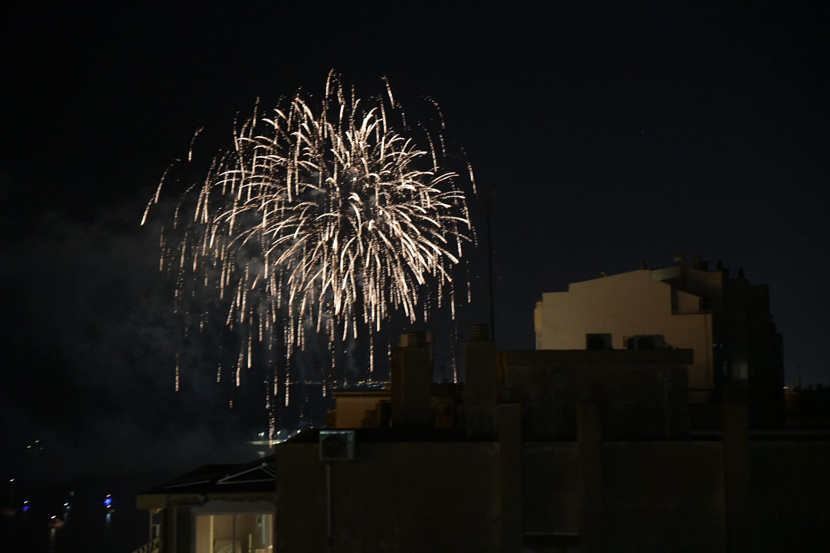 El cielo de Alicante se ilumina con la primera jornada de fuegos artificiales