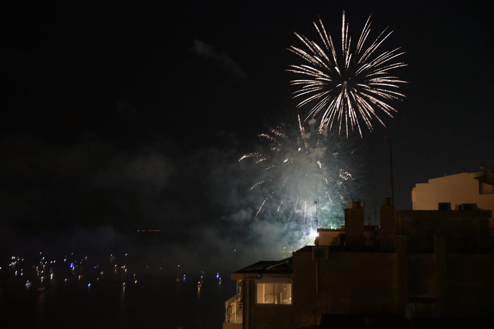 El cielo de Alicante se ilumina con la primera jornada de fuegos artificiales