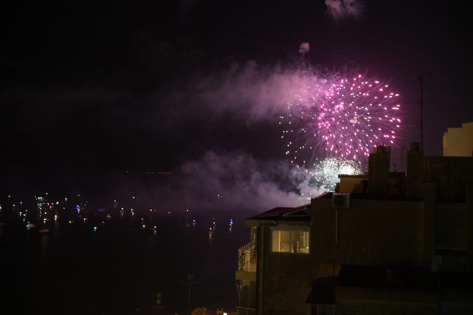 El cielo de Alicante se ilumina con la primera jornada de fuegos artificiales