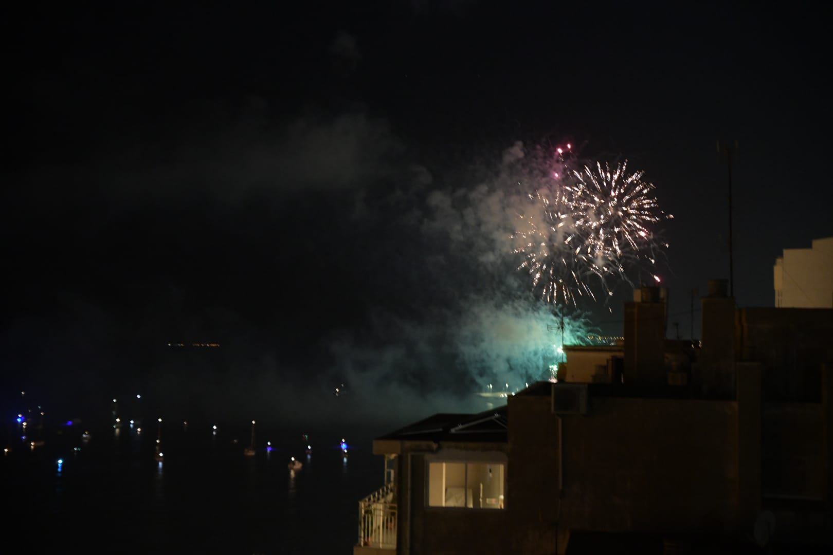 El cielo de Alicante se ilumina con la primera jornada de fuegos artificiales