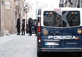 Imagen de archivo de una intervención policial en una casa en el que habitaba una persona con una orden de desahucio.