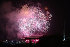 Los fuegos iluminan con un espectáculo de color el cielo desde el puerto de Alicante
