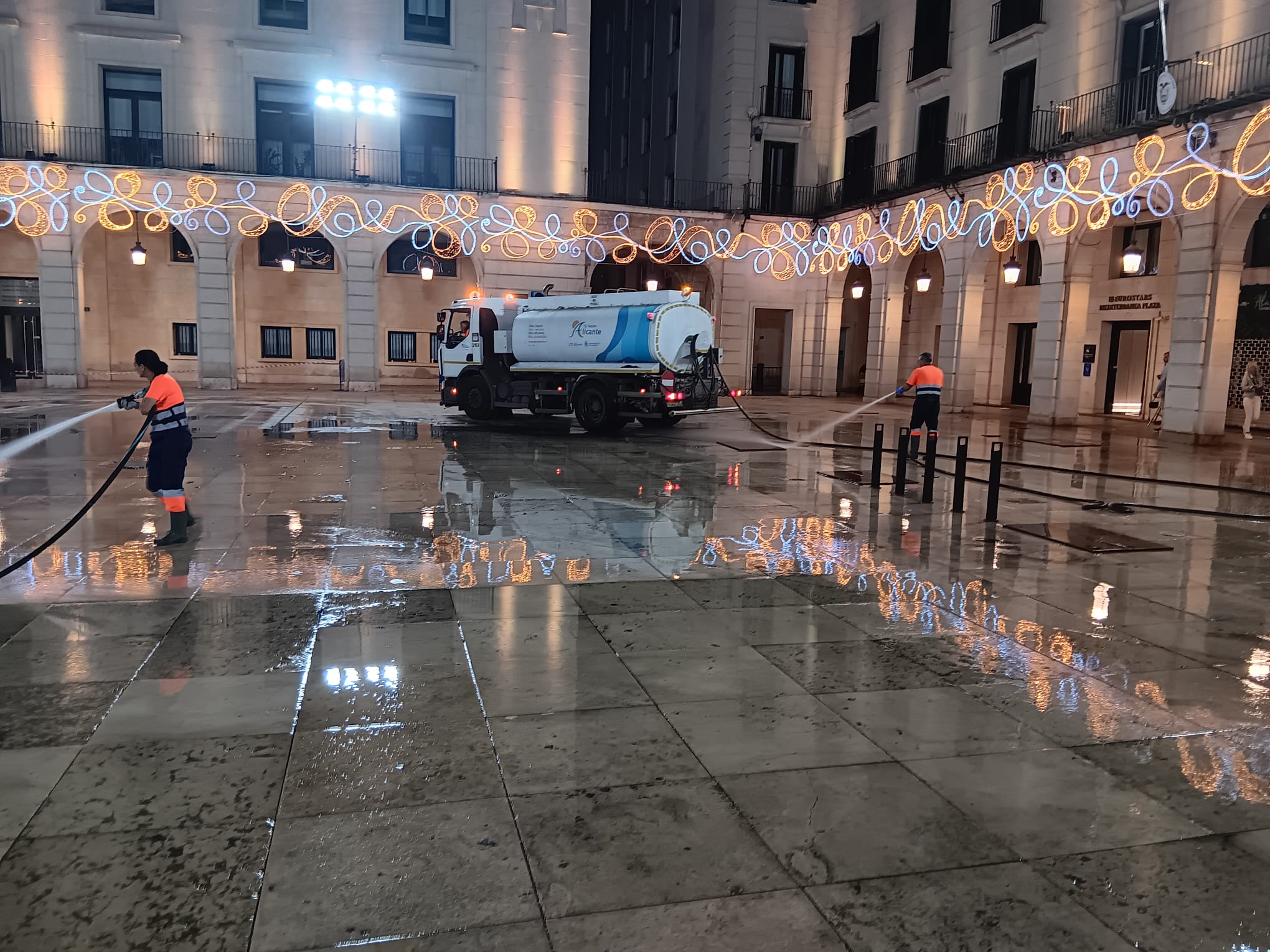 Imagen principal - Alicante bate su récord de recogida de residuos durante las Hogueras