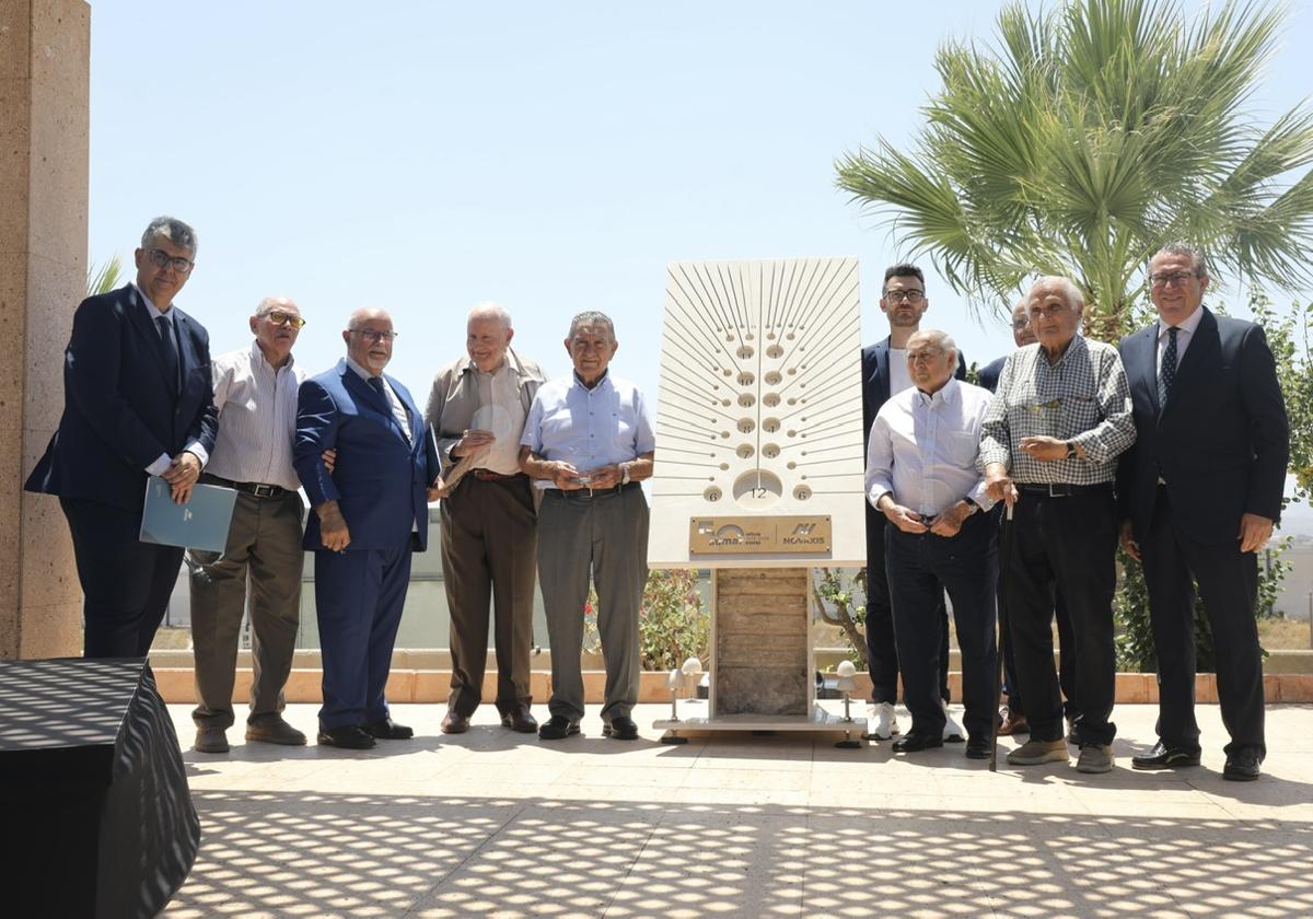 Reloj solar elaborado con mármol crema marfil y reforzada con resina, el monumento conmemorativo del 50 aniversario.