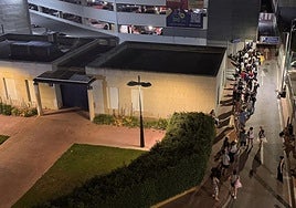 Larga cola para sacar el coche de uno de los parkings del centro de Alicante.