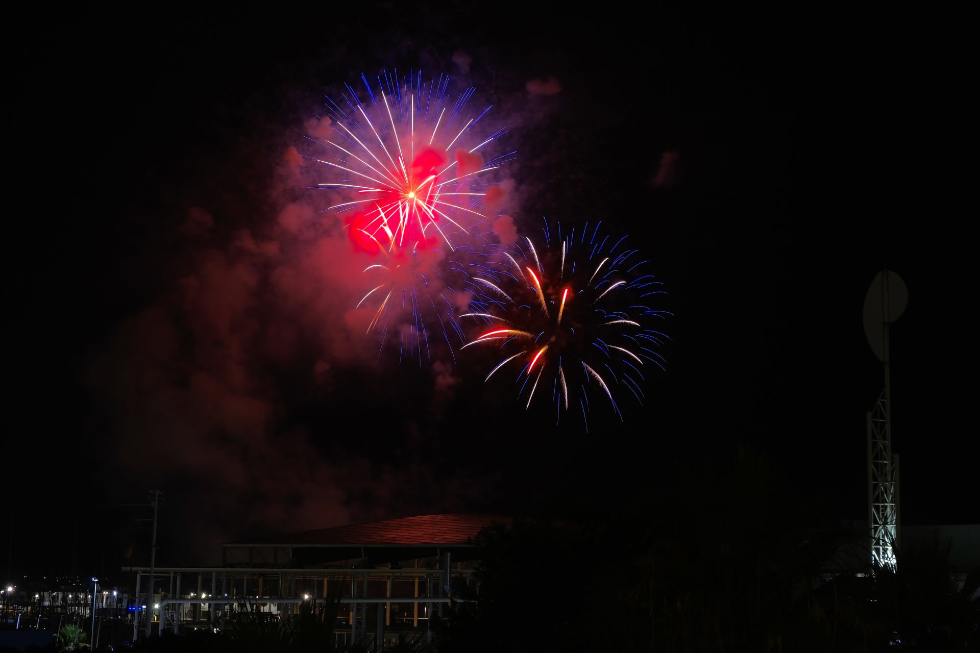 La pirotecnia Hermanos Ferrández ilumina el cielo de Alicante en la tercera jornada del concurso de fuegos artificiales