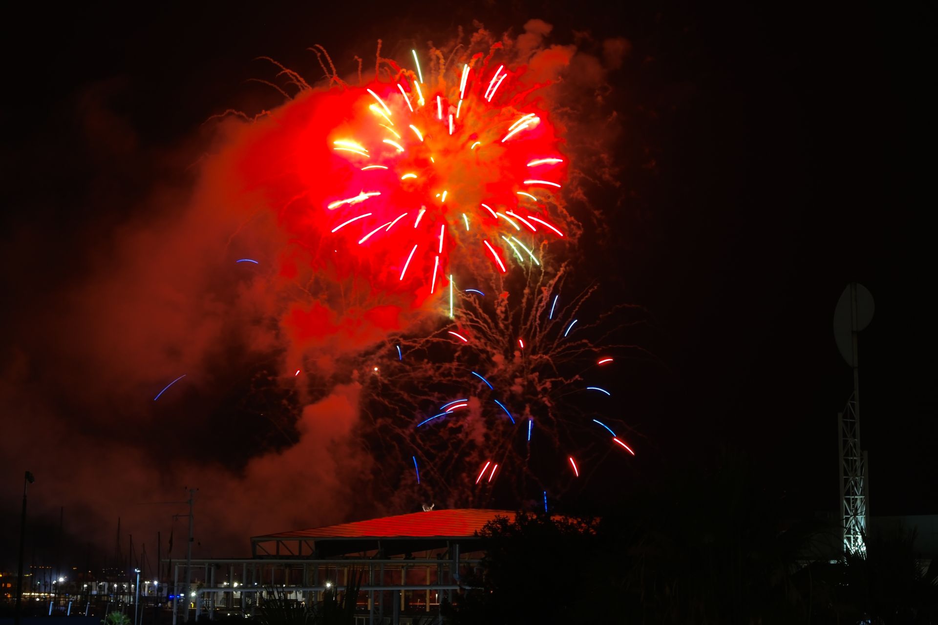 La pirotecnia Hermanos Ferrández ilumina el cielo de Alicante en la tercera jornada del concurso de fuegos artificiales