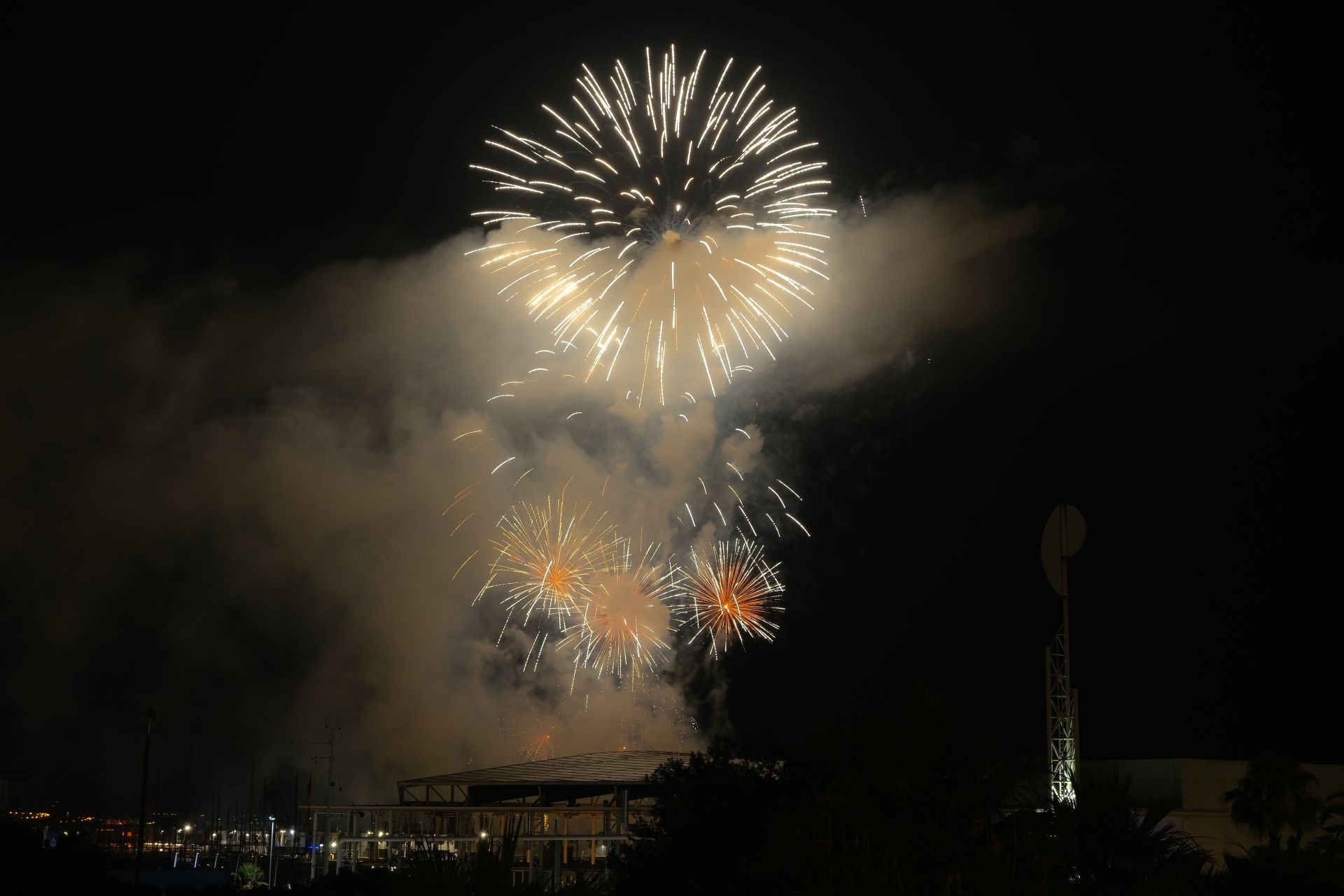 La pirotecnia Hermanos Ferrández ilumina el cielo de Alicante en la tercera jornada del concurso de fuegos artificiales