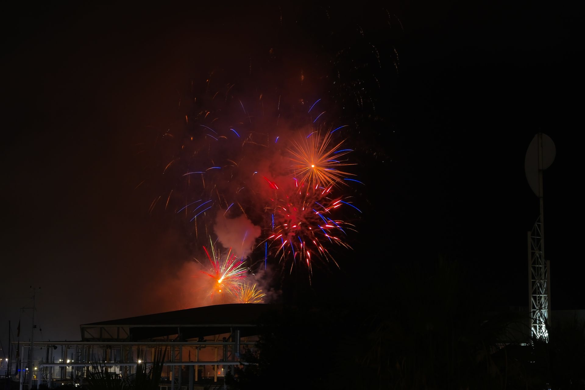 La pirotecnia Hermanos Ferrández ilumina el cielo de Alicante en la tercera jornada del concurso de fuegos artificiales