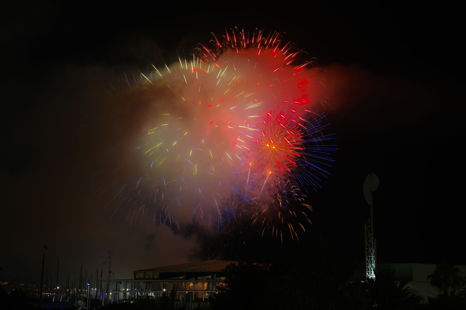 La pirotecnia Hermanos Ferrández ilumina el cielo de Alicante en la tercera jornada del concurso de fuegos artificiales