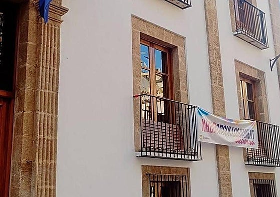 Fachada del Consistorio donde estaba colgada la bandera LGTBI.