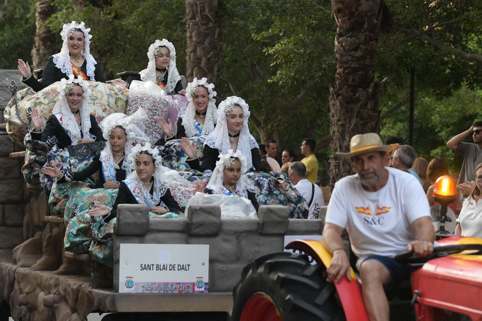 El Coso Multicolor pone fin a las Hogueras de Alicante 2025