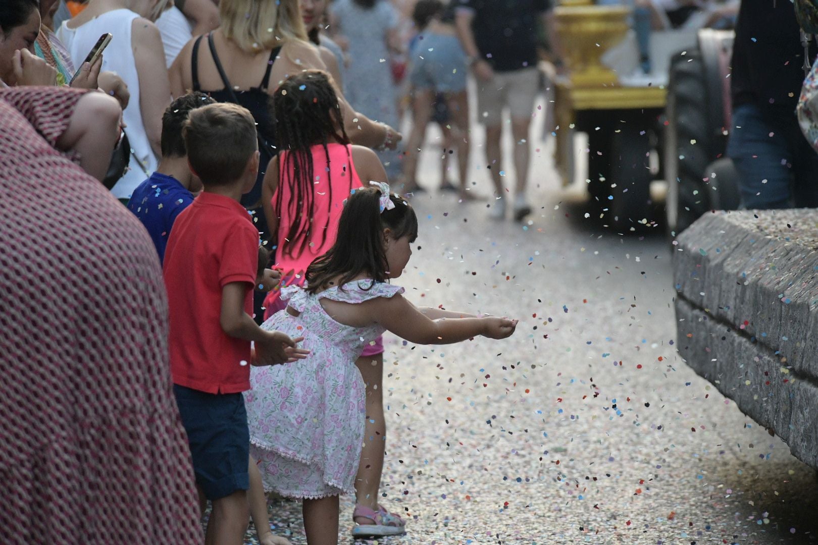 El Coso Multicolor pone fin a las Hogueras de Alicante 2025