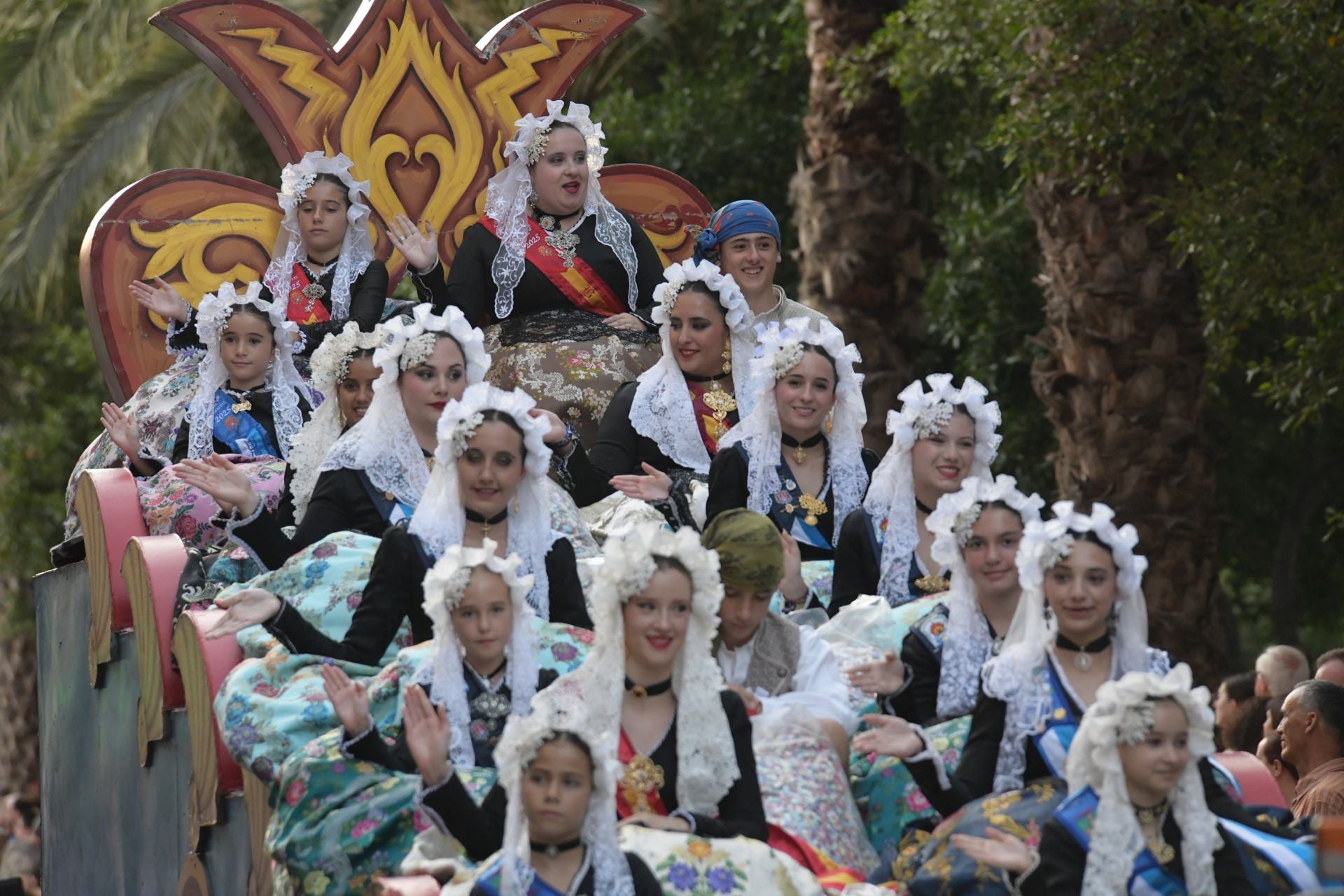 El Coso Multicolor pone fin a las Hogueras de Alicante 2025