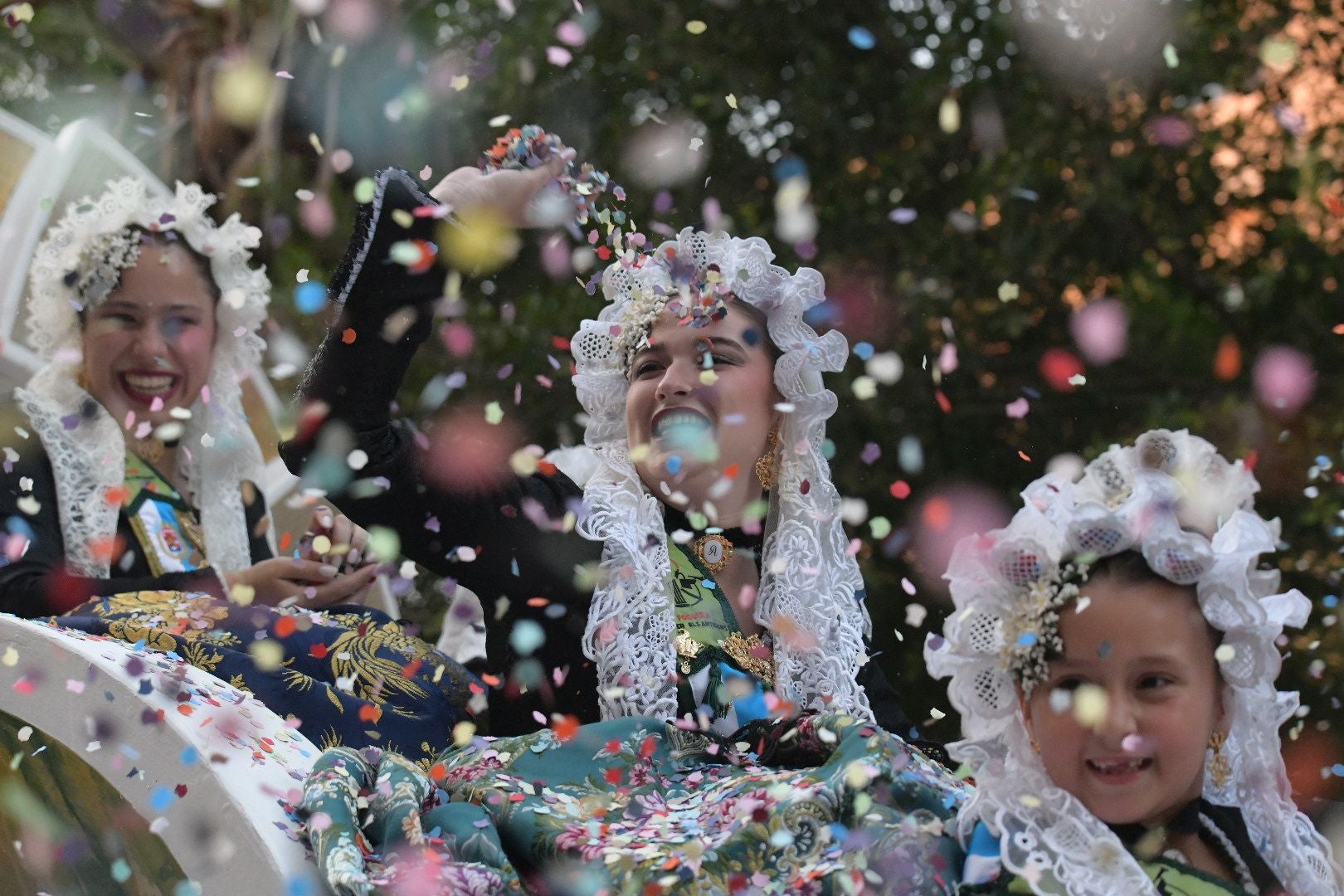 El Coso Multicolor pone fin a las Hogueras de Alicante 2025