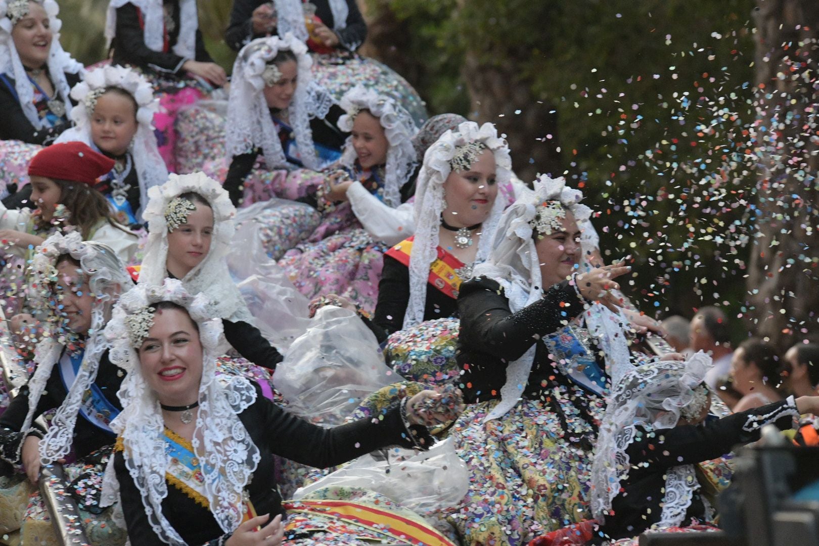 El Coso Multicolor pone fin a las Hogueras de Alicante 2025