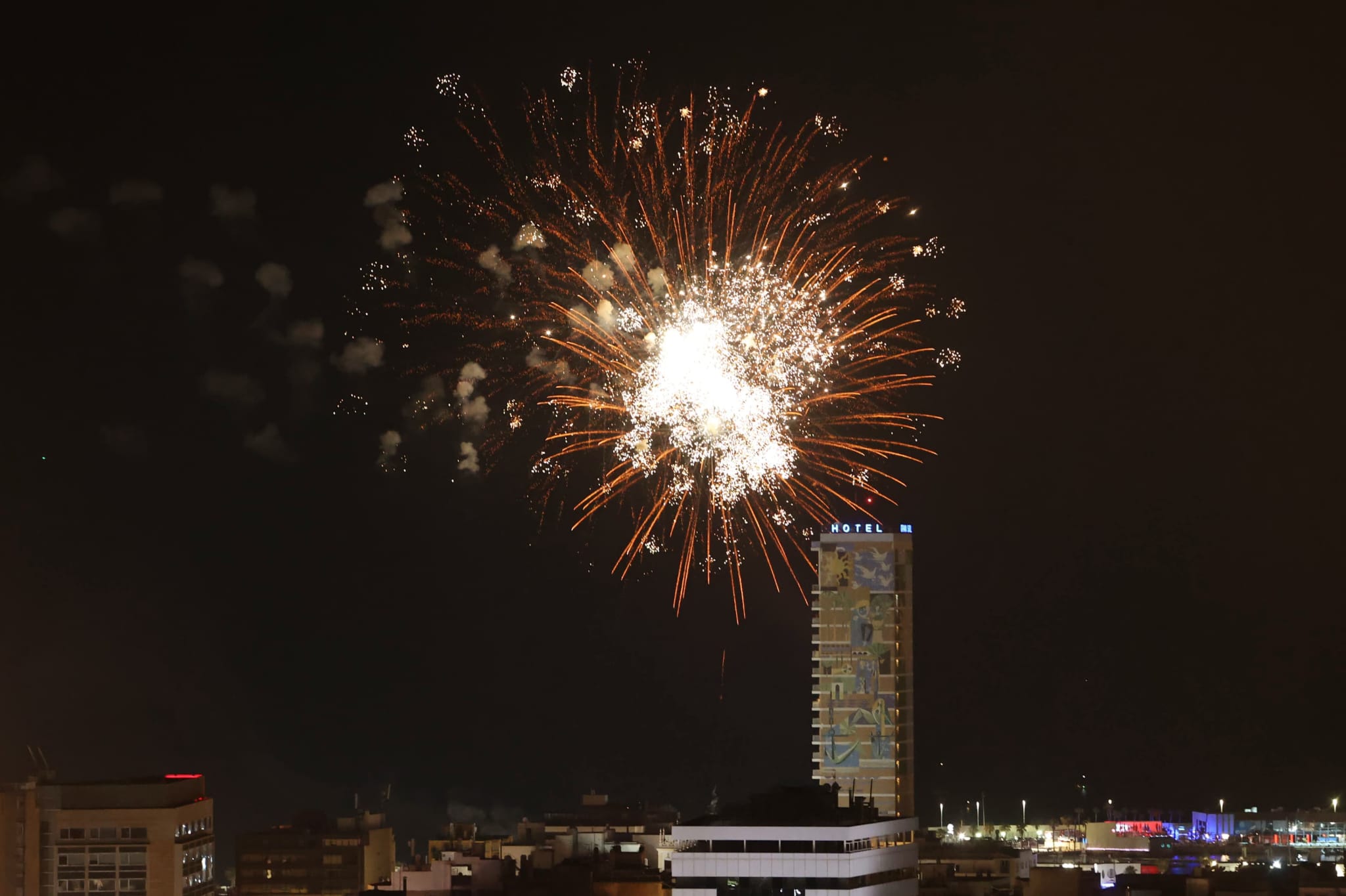 La pirotecnia Gironina deslumbra en la noche alicantina