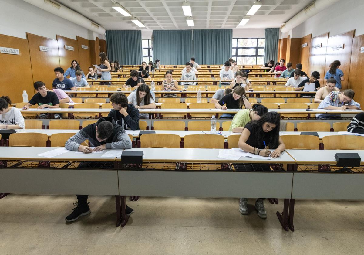 Alumnos realizando la PAU en el Campus de la Universidad de Alicante.