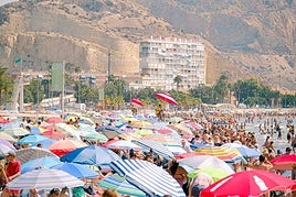 Bañistas en la playa del Postiguet.