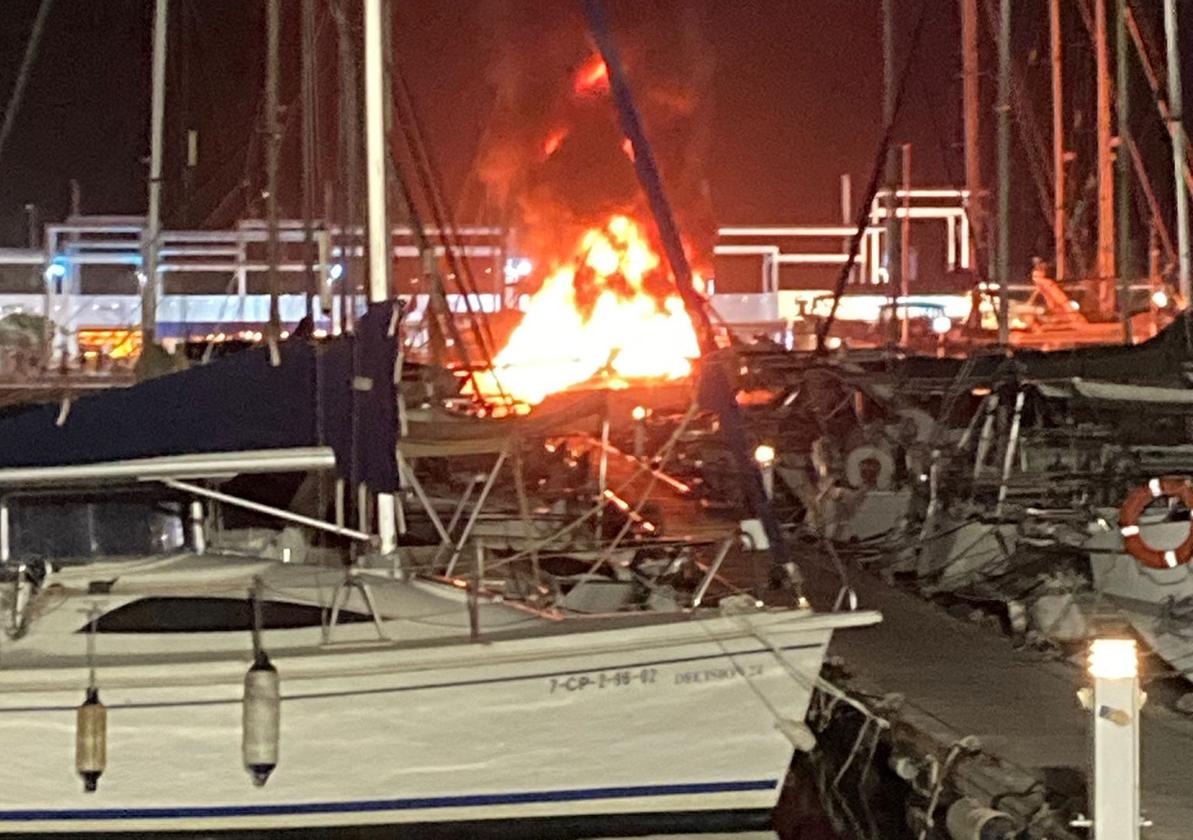 El incendio ha calcinado dos en la zona de Marina El Portet.