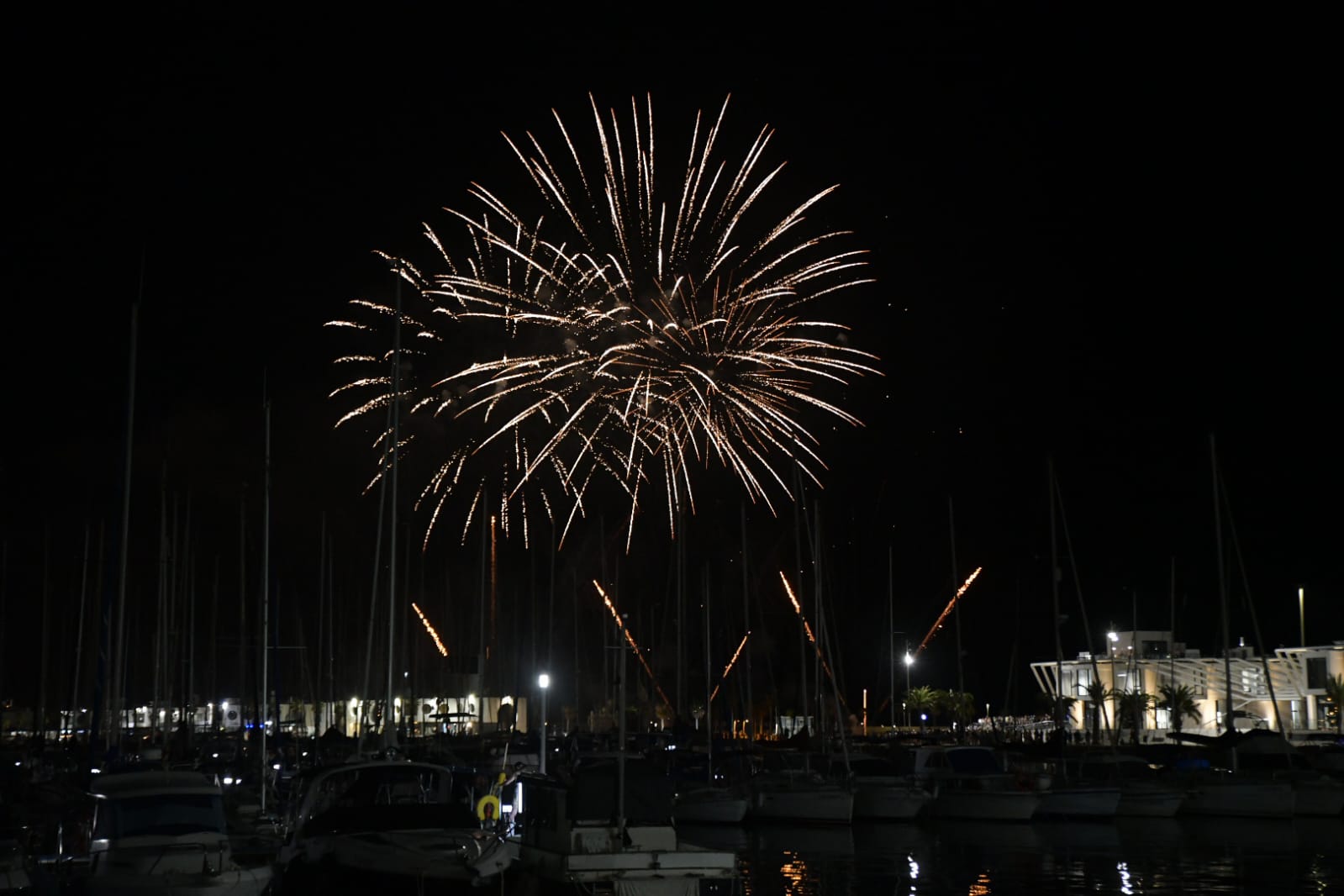 Hermanos Sirvent culmina el concurso de fuegos artificiales de Alicante