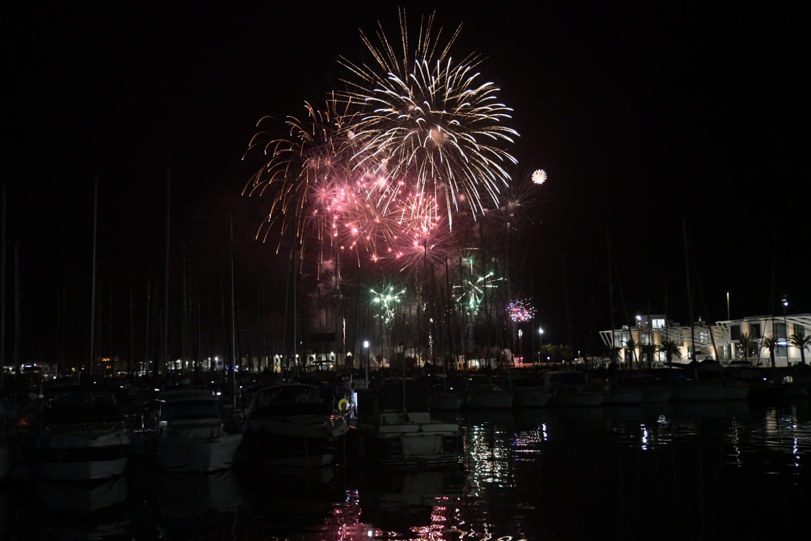 Hermanos Sirvent culmina el concurso de fuegos artificiales de Alicante