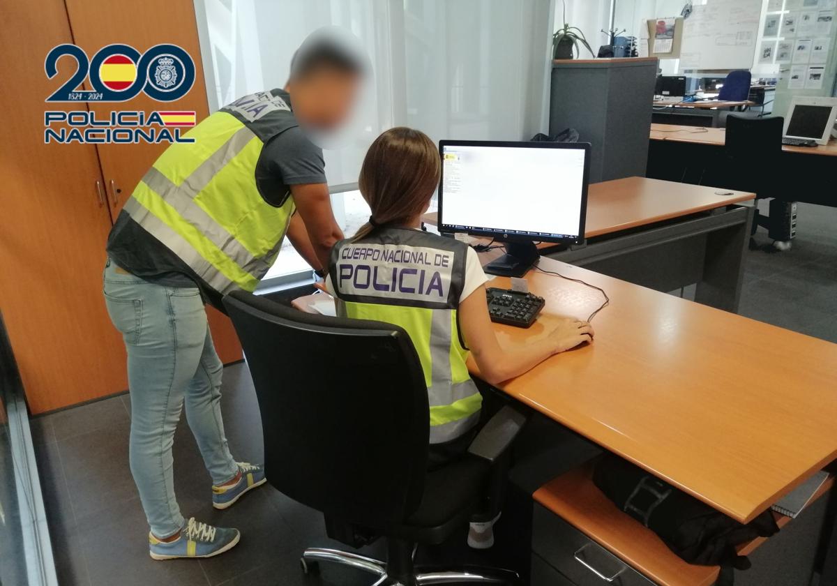 Pareja de investigadores de la Policía Nacional, en imagen de archivo.
