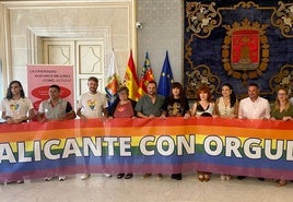 Despliegue de pancarta en el salón Azul.