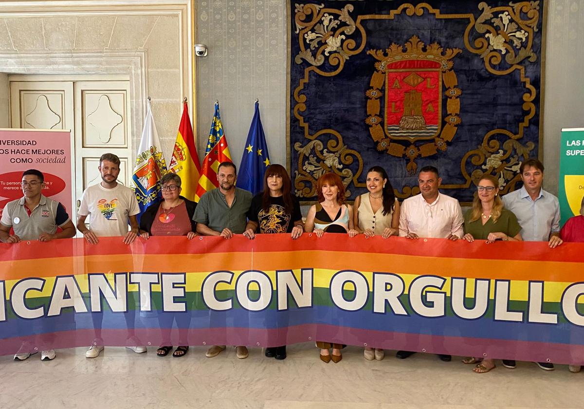 Despliegue de pancarta en el salón Azul.