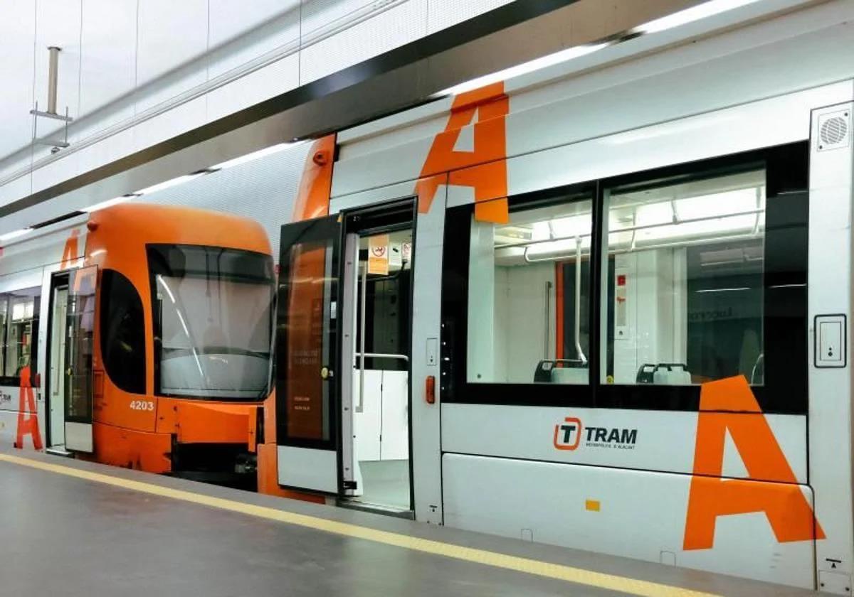 A double convoy of the Alicante Tram.