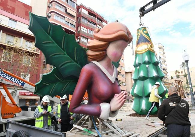 Montaje de uno de los ángeles custodios de la Navidad.