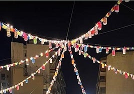 Guirnaldas en las calles de Alicante.