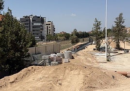 Trabajos de adecuación de la zona a la espera de la llegada de la pasarela.